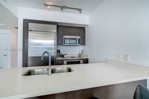 Condo in Miami, Florida, 1 bedroom  № 1994760 - photo 30