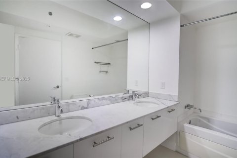 Condo in Miami, Florida, 1 bedroom  № 1994760 - photo 17