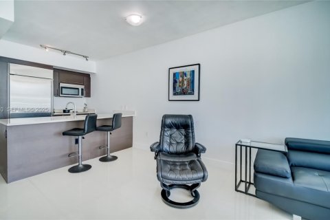 Condo in Miami, Florida, 1 bedroom  № 1994760 - photo 9