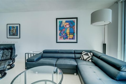 Condo in Miami, Florida, 1 bedroom  № 1994760 - photo 12