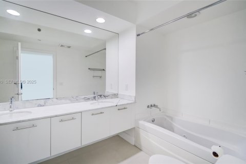 Condo in Miami, Florida, 1 bedroom  № 1994760 - photo 14