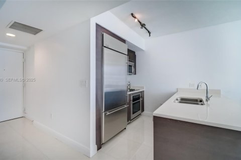 Condo in Miami, Florida, 1 bedroom  № 1994760 - photo 5