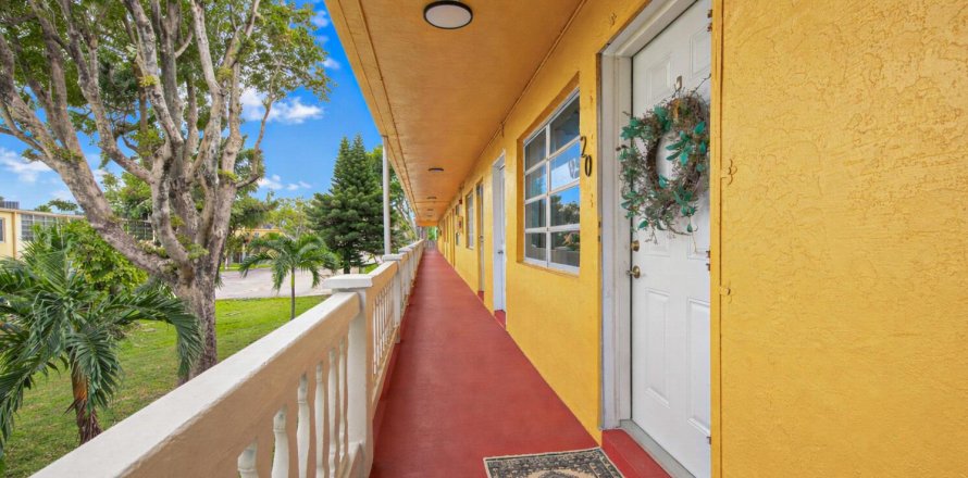 Condominio en Miami Gardens, Florida, 1 dormitorio  № 2252560