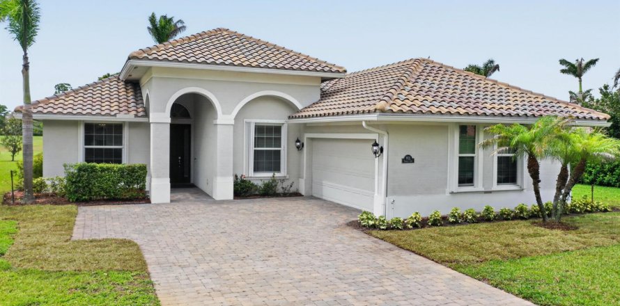 House in St. Lucie, Florida 3 bedrooms, 223.52 sq.m. № 2083969