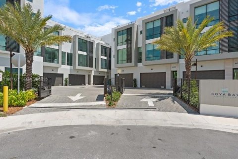 Adosado en venta en North Miami Beach, Florida, 4 dormitorios, 326.64 m2 № 2029400 - foto 2