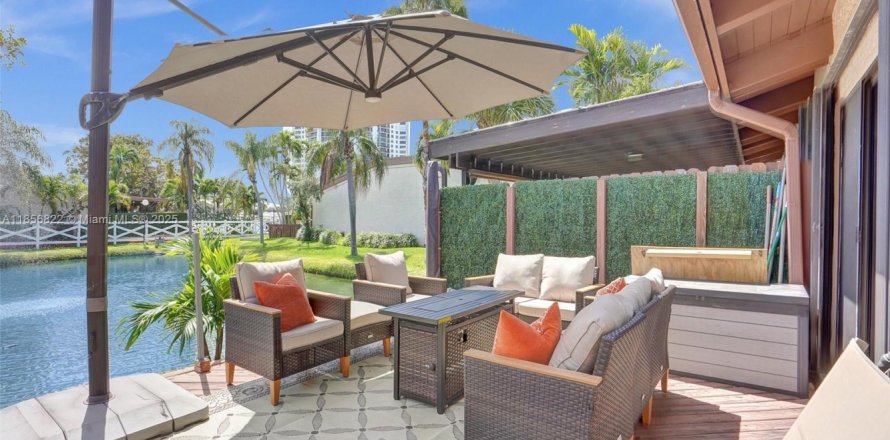 Villa ou maison à Hallandale Beach, Floride 2 chambres, 156.08 m2 № 1881990