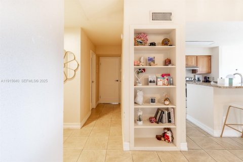 Condo in Coral Springs, Florida, 1 bedroom  № 1983700 - photo 16