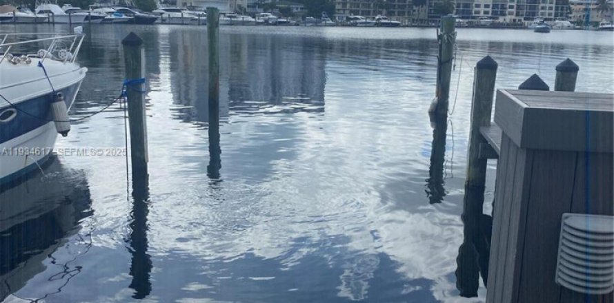 Кондоминиум с 1 спальней в Халландейл-Бич, Флорида № 1992836