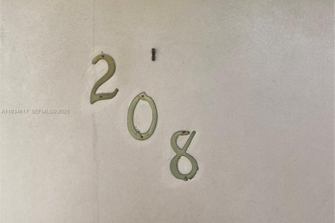 Купить кондоминиум в Халландейл-Бич, Флорида 1 спальня, 54.81м2, № 1992836 - фото 3