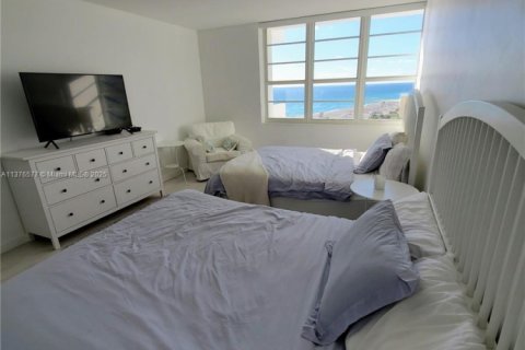 Condo in Miami Beach, Florida, 1 bedroom  № 1963061 - photo 25