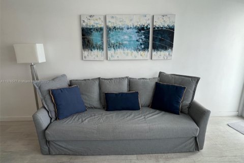 Condo in Miami Beach, Florida, 1 bedroom  № 1963061 - photo 11