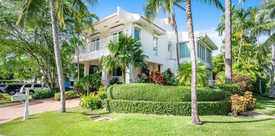 House in Key Biscayne, Florida 6 bedrooms, 311.78 sq.m. № 2089790