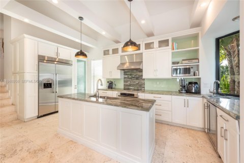 House in Key Biscayne, Florida 6 bedrooms, 311.78 sq.m. № 2089790 - photo 12