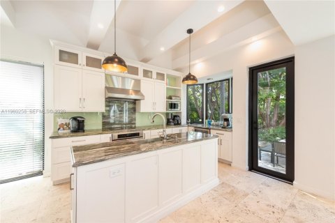 House in Key Biscayne, Florida 6 bedrooms, 311.78 sq.m. № 2089790 - photo 13