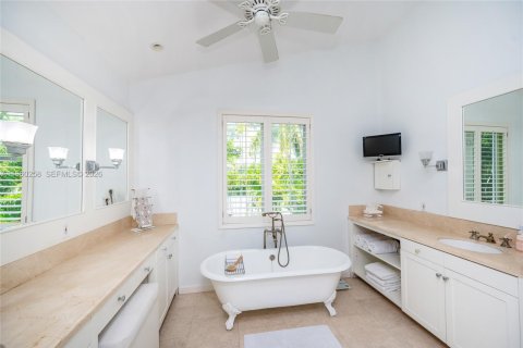 House in Key Biscayne, Florida 6 bedrooms, 311.78 sq.m. № 2089790 - photo 24