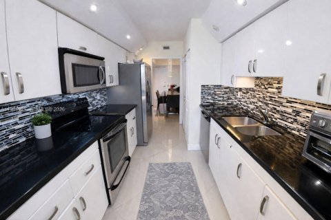 Condo in Aventura, Florida, 2 bedrooms № 2252891 - photo 10