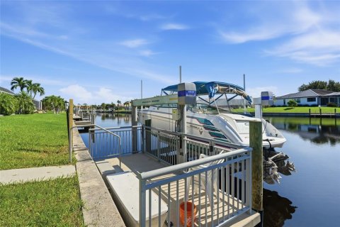 Villa ou maison à vendre à Punta Gorda, Floride: 4 chambres, 298.12 m2 № 2302345 - photo 4