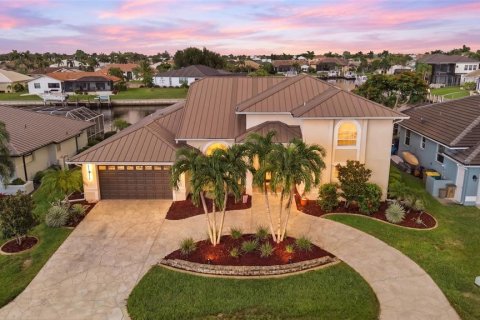 House in Punta Gorda, Florida 4 bedrooms, 298.12 sq.m. № 2302345