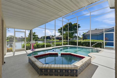 Villa ou maison à vendre à Punta Gorda, Floride: 4 chambres, 298.12 m2 № 2302345 - photo 3