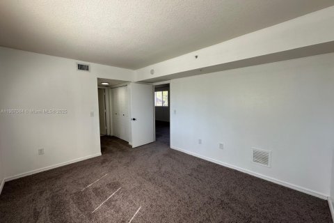 Condo in Miami Gardens, Florida, 3 bedrooms № 1965812 - photo 8