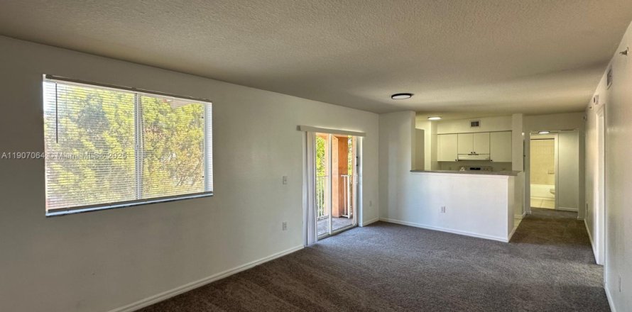 Condo in Miami Gardens, Florida, 3 bedrooms № 1965812