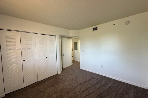 Condo in Miami Gardens, Florida, 3 bedrooms № 1965812 - photo 13