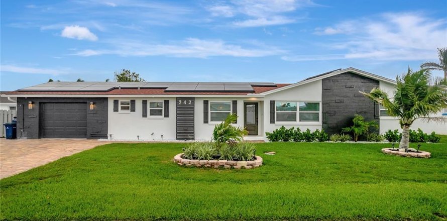 Casa en Redington Shores, Florida 3 dormitorios, 150.87 m2 № 2098200