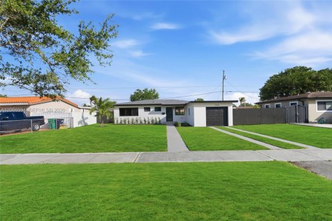 House in Cutler Bay, Florida 3 bedrooms, 116.5 sq.m. № 2070198