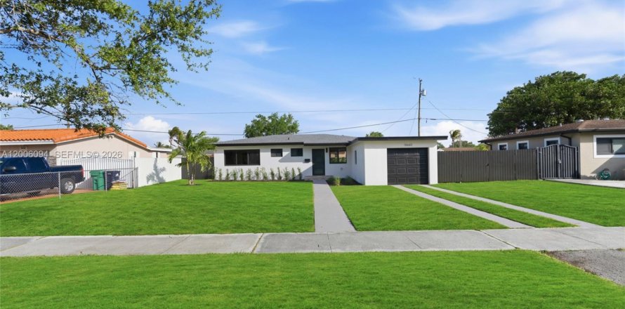 House in Cutler Bay, Florida 3 bedrooms, 116.5 sq.m. № 2070198