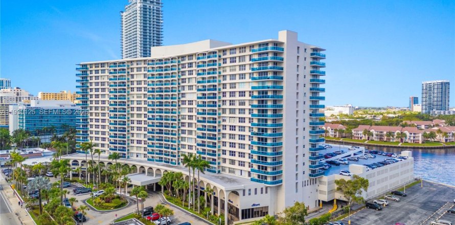 Кондоминиум с 2 спальнями в Холливуд, Флорида № 1988663