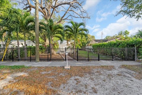 Villa ou maison à vendre à Miami, Floride: 2 chambres, 69.68 m2 № 1963496 - photo 2