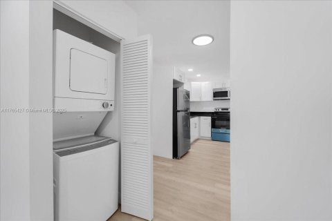 Villa ou maison à vendre à Miami, Floride: 2 chambres, 69.68 m2 № 1963496 - photo 16