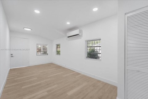 Villa ou maison à vendre à Miami, Floride: 2 chambres, 69.68 m2 № 1963496 - photo 12