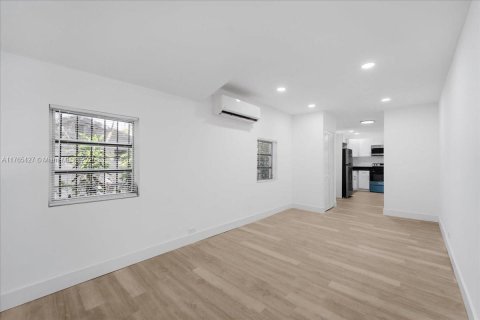 Villa ou maison à vendre à Miami, Floride: 2 chambres, 69.68 m2 № 1963496 - photo 14