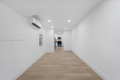 Villa ou maison à vendre à Miami, Floride: 2 chambres, 69.68 m2 № 1963496 - photo 13