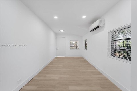 Villa ou maison à vendre à Miami, Floride: 2 chambres, 69.68 m2 № 1963496 - photo 11