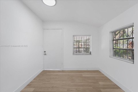 Villa ou maison à vendre à Miami, Floride: 2 chambres, 69.68 m2 № 1963496 - photo 10