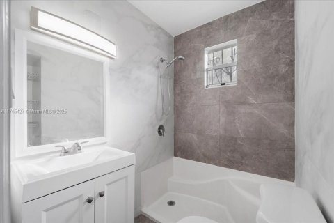 Villa ou maison à vendre à Miami, Floride: 2 chambres, 69.68 m2 № 1963496 - photo 26