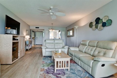 Condo in Bradenton, Florida, 2 bedrooms № 2102984 - photo 9