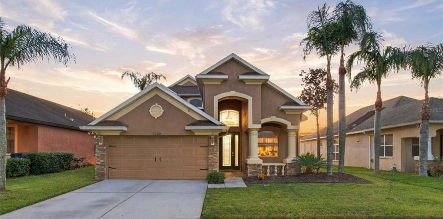 House in Spring Hill, Florida 3 bedrooms, 219.25 sq.m. № 2423921