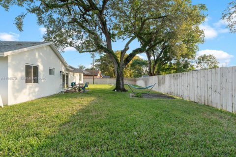 House in South Miami, Florida 4 bedrooms, 116.41 sq.m. № 2002714 - photo 7