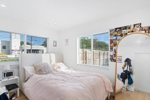 House in South Miami, Florida 4 bedrooms, 116.41 sq.m. № 2002714 - photo 19