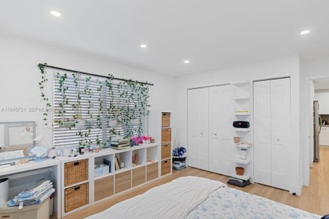 House in South Miami, Florida 4 bedrooms, 116.41 sq.m. № 2002714 - photo 23