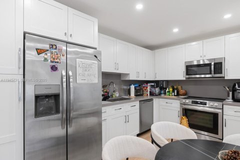 House in South Miami, Florida 4 bedrooms, 116.41 sq.m. № 2002714 - photo 11