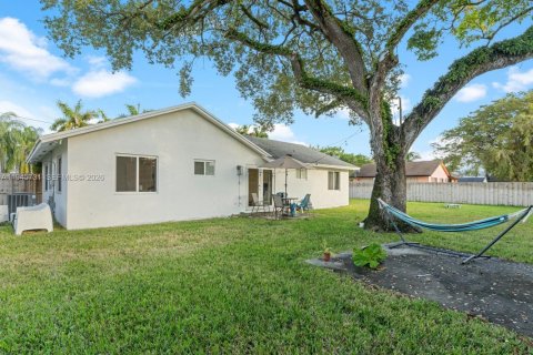 House in South Miami, Florida 4 bedrooms, 116.41 sq.m. № 2002714 - photo 6