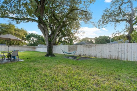 House in South Miami, Florida 4 bedrooms, 116.41 sq.m. № 2002714 - photo 8