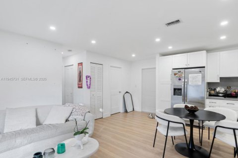 House in South Miami, Florida 4 bedrooms, 116.41 sq.m. № 2002714 - photo 16