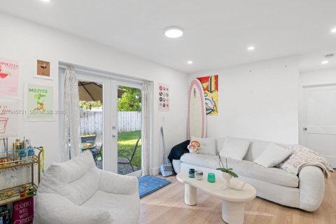 House in South Miami, Florida 4 bedrooms, 116.41 sq.m. № 2002714 - photo 15