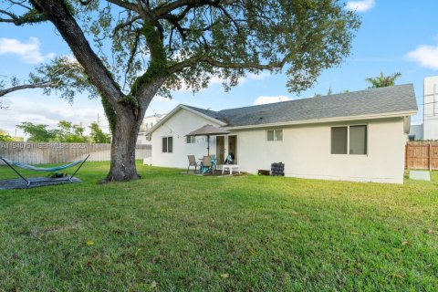 House in South Miami, Florida 4 bedrooms, 116.41 sq.m. № 2002714 - photo 9