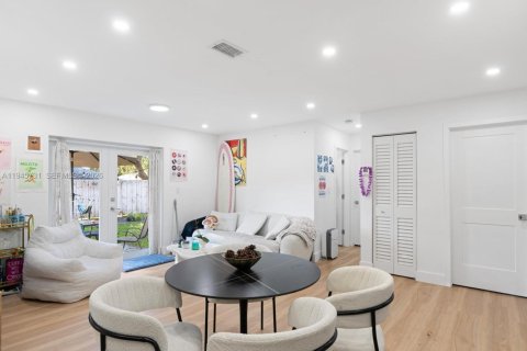 House in South Miami, Florida 4 bedrooms, 116.41 sq.m. № 2002714 - photo 13